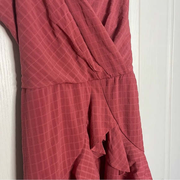 Elegant Red Sleeveless Dress - Picture 2 of 5